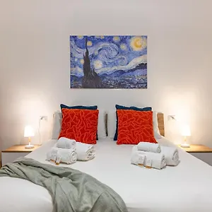 modern-stone-apartment-in-the-heart-of-bari.barihotels.org/